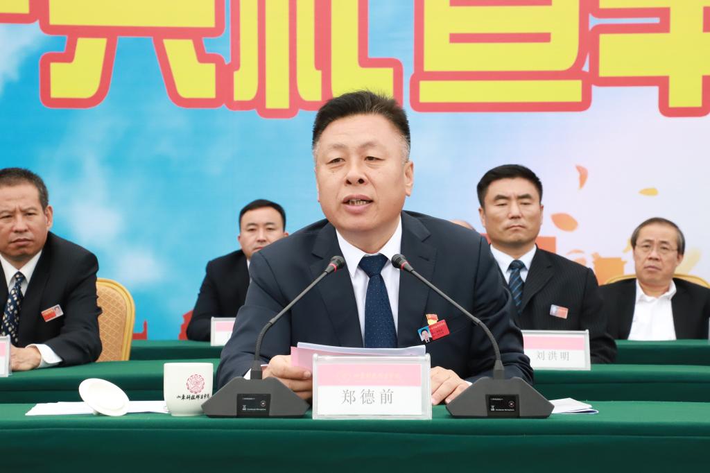 党委书记郑德前讲话院长刘桂玉做总结发言刘桂玉院长慰问军训同学国旗